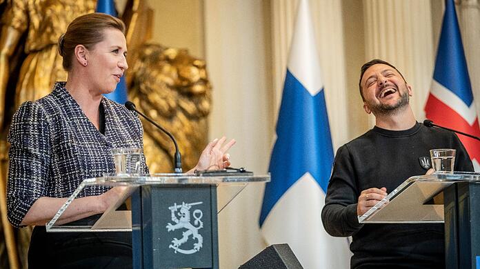 Seltenes Bild: Der ukrainische Präsident Wolodymyr Selenskyj lacht in Helsinki neben Dänemarks Ministerpräsidentin Mette Frederiksen.