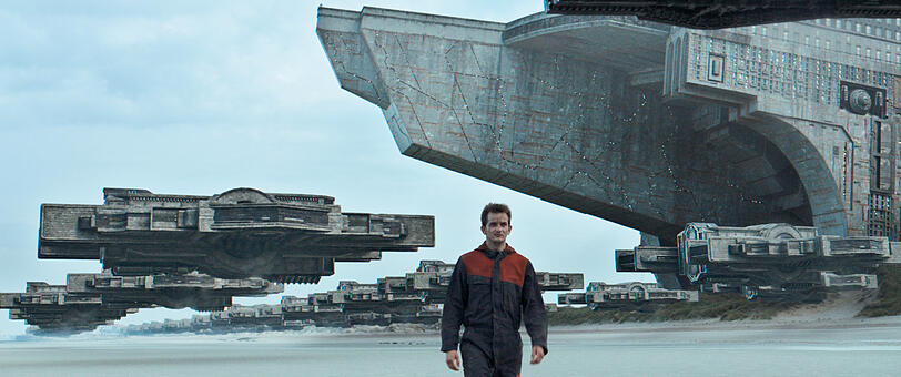 Laserschwerter in Frankreich: Brandon Vlieghe in der "Star Wars"-Persiflage "L' Empire" von Bruno Dumont.