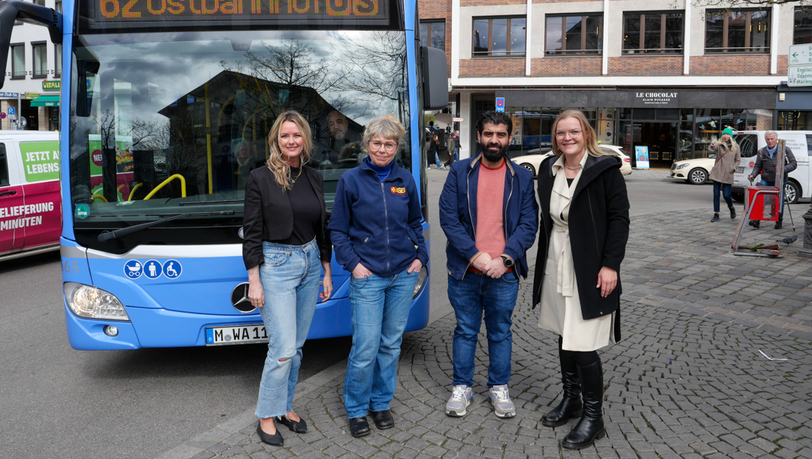 Ahmed Z.  hat es geschafft: Er ist aus Syrien geflohen und arbeitet als Busfahrer. Darauf hätten viele Geflüchtete Lust, weiß Sozialarbeiterin Andrea Hagen (zweite von links). Grünen-Stadträtinnen Mona Fuchs und Clara Nitsche (r.) wollen das ermöglichen.