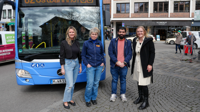 Ahmed Z.  hat es geschafft: Er ist aus Syrien geflohen und arbeitet als Busfahrer. Darauf hätten viele Geflüchtete Lust, weiß Sozialarbeiterin Andrea Hagen (zweite von links). Grünen-Stadträtinnen Mona Fuchs und Clara Nitsche (r.) wollen das ermöglichen.