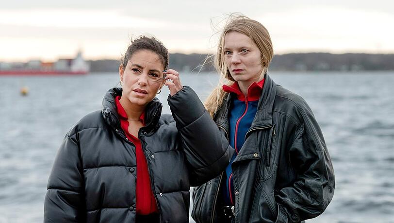 "Tatort: Unter Freunden": Mila Şahin (Almila Bagriacik, l.) und Anna Nowak (Lilith Stangenberg) waren schon auf der Polizeischule beste Freundinnen und ermitteln jetzt wieder zusammen. "Tatort: Unter Freunden": Mila Şahin (Almila Bagriacik, l.) und Anna Nowak (Lilith Stangenberg) waren schon auf der Polizeischule beste Freundinnen und ermitteln jetzt wieder zusammen.