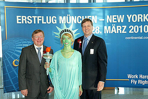 Flughafen-Chef Michael Kerkloh (l.) und Continental-Manager Jim Compton posieren mit der Freiheitsstatue.