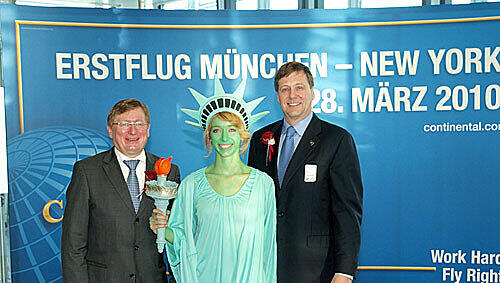 Flughafen-Chef Michael Kerkloh (l.) und Continental-Manager Jim Compton posieren mit der Freiheitsstatue.