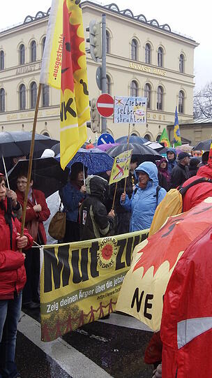Trotz strömenden Regens haben am Samstagnachmittag rund 30.000 Menschen an einer Kundgebung
gegen Atomenergie auf dem Münchner Odeonsplatz teilgenommen. Sehen Sie hier die besten Bilder der Aktion.