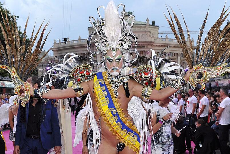 Schrill, bunt, sexy - und mit einer ernsten Botschaft: Das war der Life Ball 2011 in Wien. Sehen Sie hier die besten Bilder.