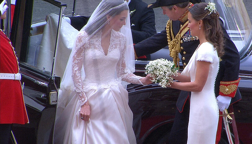 Die baldige Prinzessin Kate steigt aus dem Wagen.