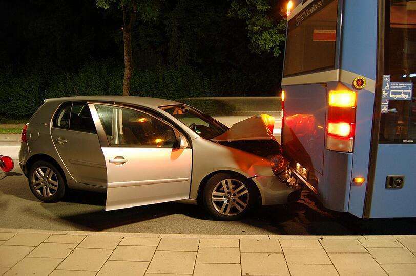 Das Ende eiens missglückten Überholmanövers: Der Kleinwagen krachte in den Bus, nachdem er von einem Immobilienkaufmann in einem Phaeton gerammt worden war.