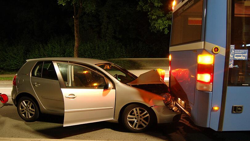 Das Ende eiens missglückten Überholmanövers: Der Kleinwagen krachte in den Bus, nachdem er von einem Immobilienkaufmann in einem Phaeton gerammt worden war. Das Ende eiens missglückten Überholmanövers: Der Kleinwagen krachte in den Bus, nachdem er von einem Immobilienkaufmann in einem Phaeton gerammt worden war.