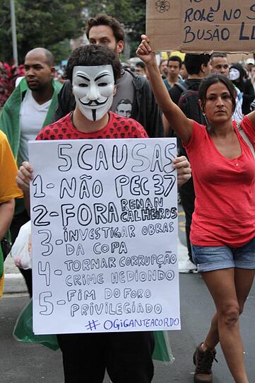 Knapp ein Jahr vor der Fußball-WM in Brasilien erlebt das Land einen ungeahnten Sturm des Protestes.