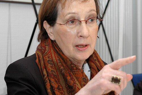 Vier Jahre lang hat Heide Simonis geschwiegen und lieber Verstecken gespielt.  Als Ministerpräsidentin von Schleswig-Holstein war sie an Brustkrebs erkrankt. Operieren ließ sie sich an einem Wochenende. Zwei Tage danach war sie schon wieder in Aktion.