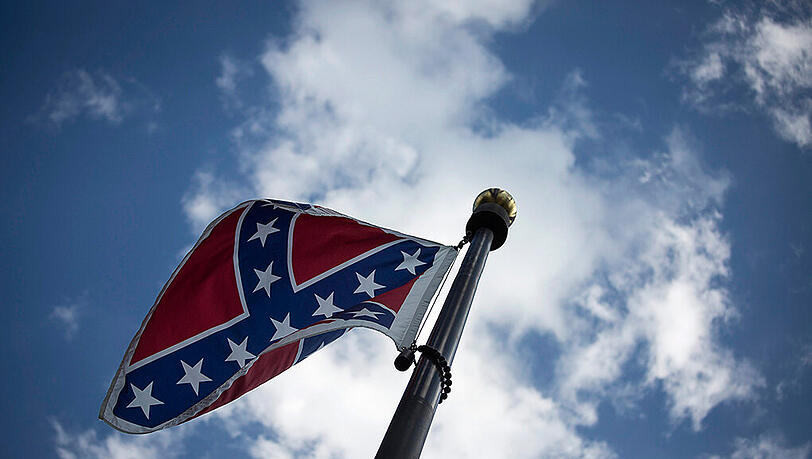 Die Konföderierten-Fahne an "ihrem letzten Tag" vor dem Kapitol des US-Bundesstaates South Carolina. Die Konföderierten-Fahne an "ihrem letzten Tag" vor dem Kapitol des US-Bundesstaates South Carolina.