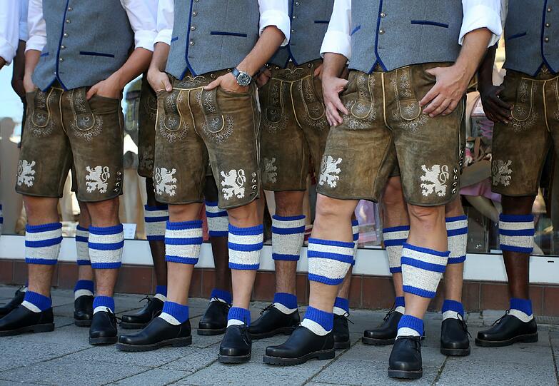 Neues Oktoberfest-Outfit: Die Mannschaft des TSV 1860 bei der Wiesn-Einkleidung beim Trachten-Angermaier.