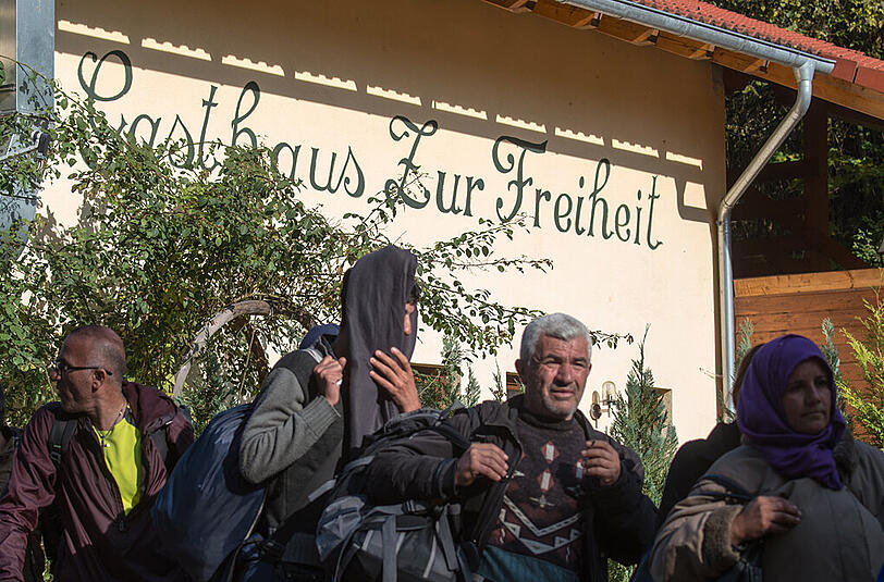 Ein Name als Programm: Vor dem "Gasthaus zur Freiheit" warten Flüchtlinge auf die Weiterreise.