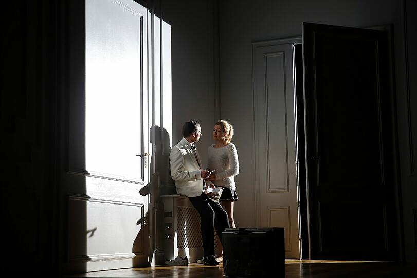 Till Firit (Torvald Helmer) und Genija Rykova (Nora Helmer) in Ibsens Drama im Cuvilliéstheater.