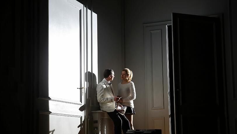 Till Firit (Torvald Helmer) und Genija Rykova (Nora Helmer) in Ibsens Drama im Cuvilliéstheater. Till Firit (Torvald Helmer) und Genija Rykova (Nora Helmer) in Ibsens Drama im Cuvilliéstheater.