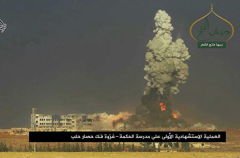 Blutige Kämpfe in und um Aleppo: Auf diesem Bild soll laut den Rebellen die Detonation einer Selbstmordbombe zu sehen sein.