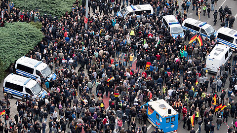 Teilnehmer der Demonstration von AfD und dem ausländerfeindlichen Bündnis Pegida, der sich auch die Teilnehmer der Kundgebung der rechtspopulistischen Bürgerbewegung Pro Chemnitz angeschlossen haben, ziehen durch die Stadt.
