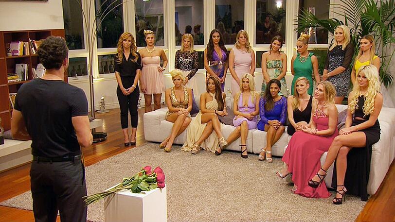 In der zweiten Nacht der Rosen muss Oliver sich wieder entscheiden. Wer geht und wer darf bleiben? (oben, v.l.n.r.: Natascha, Annamaria, Nicola, Susanna, Anica, Petra, Samantha, Carolin, Alexandra, unten: v.l.n.r.: Sarah, Zisan, Liesa-Marie, Pamela, Karina, Scharlen, Liz)