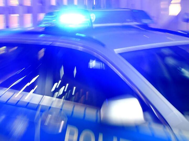 Ein Streifenwagen der Polizei steht mit eingeschaltetem Blaulicht auf der Straße. F. Foto: Carsten Rehder/dpa