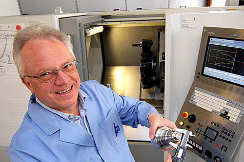 Richard Schiessl, Hoffmann Gruppe, an der Drehmaschine