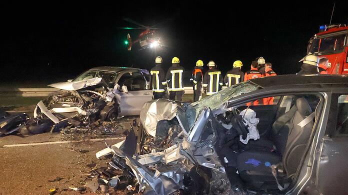 Bei einem Frontalzusammenstoß auf der Bundestraße 12 Höhe Ramsau (Gemeinde Reichertsheim im Landkreis Mühldorf) sind zwei Menschen schwer verletzt worden.