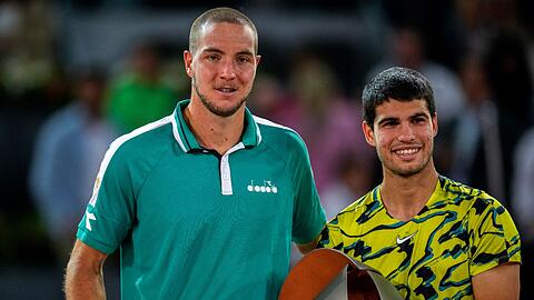 Trotz der Niederlage gegen Carlos Alcaraz (r) klettert Jan-Lennard Struff auf Platz 28 der Weltrangliste - so hoch wie nie zuvor.