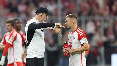 Cheftrainer Thomas Tuchel (l.) gibt Anweisungen an Joshua Kimmich . Angeblich wollte der Coach den Mittelfeld-Star im Sommer verkaufen.