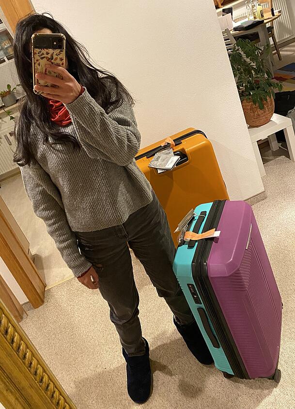 Agnes R. mit ihrem Koffer, als dieser noch nicht verschwunden war.