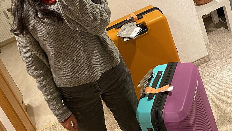 Agnes R. mit ihrem Koffer, als dieser noch nicht verschwunden war.