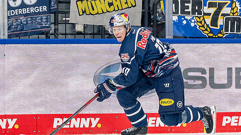 EHC-St&uuml;rmer Elis Hede in Aktion: Der 25-j&auml;hrige Neuzugang sucht beim deutschen Meister noch nach Leichtigkeit und seiner festen Rolle im Team.