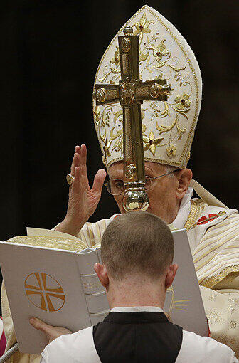 Der Papst hat im Petersdom in Rom die Mitternachtsmesse geleitet