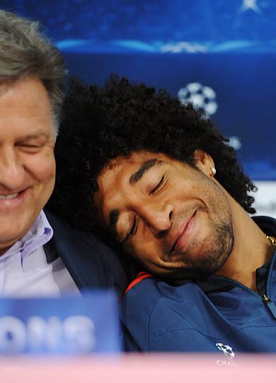 Kleine Kuschel-Einlage: Bei der Pressekonferenz des FC Bayern vor dem Viertelfinal-Rückspiel in der Champions League gegen Manchester United legt Innenverteidiger Dante seinen Kopf auf die Schulter von Mediendirektor Markus Hörwick.