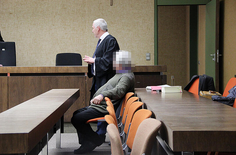 Er entschuldigt sich vor Gericht bei seinen Opfern: Ivan T. (67) mit seinem Anwalt Roland Autenrieth vor der Verhandlung.