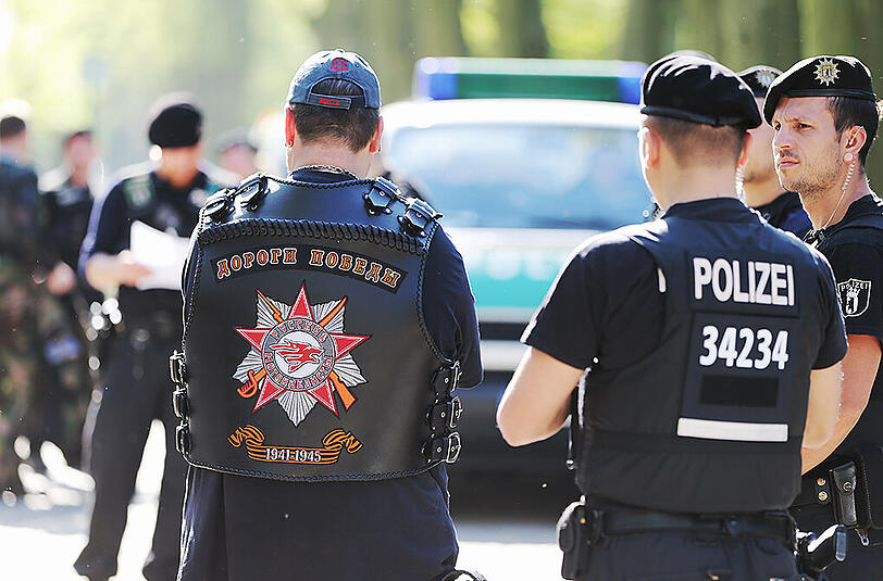 Die "Nachtwölfe"-Rocker aus Moskau sind in Berlin angekommen und versammelten sich am Sowjetischen Ehrenmal im Treptower Park. Die Tour nach Deutschland ist umstritten, die Polizei hat ein genaues Auge auf die Motorrad-Gang - die Bilder.