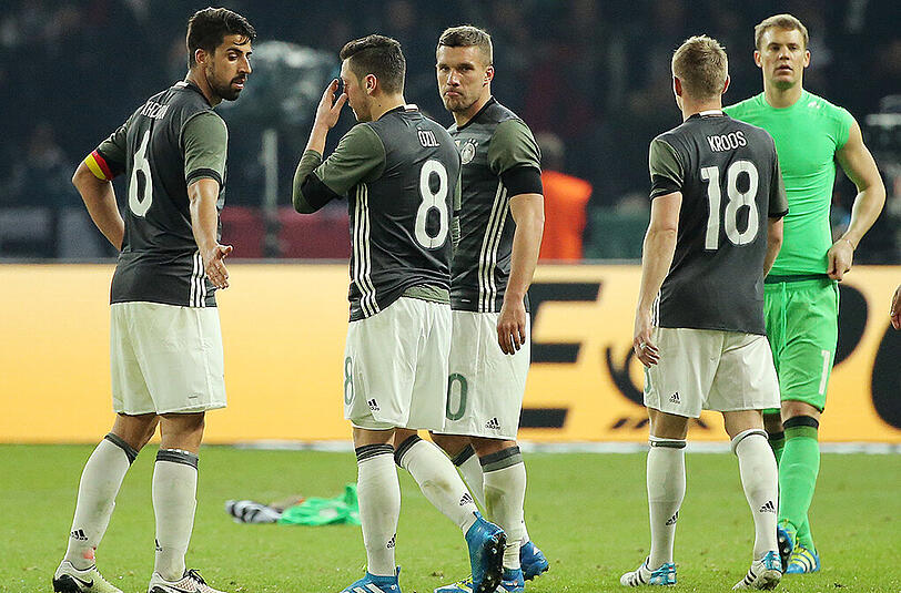 Ohne Toni Kroos (r.) bestreitet die deutsche Nationalmannschaft die letzten Länderspiele des Jahres.