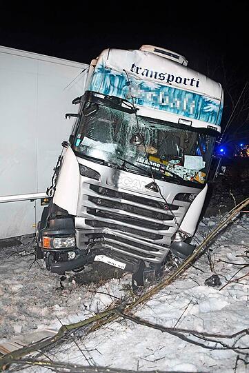 Ursache Sekundenschlaf: Ein Lkw kam am frühen Dienstagmorgen von der Straße ab und prallte gegen einen Baum. Die A8 war bis neun Uhr gesperrt.