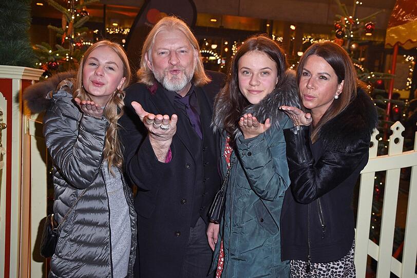 Frank Kessler mit Ehefrau Doreen Kessler und den Töchtern Therese und Paula.