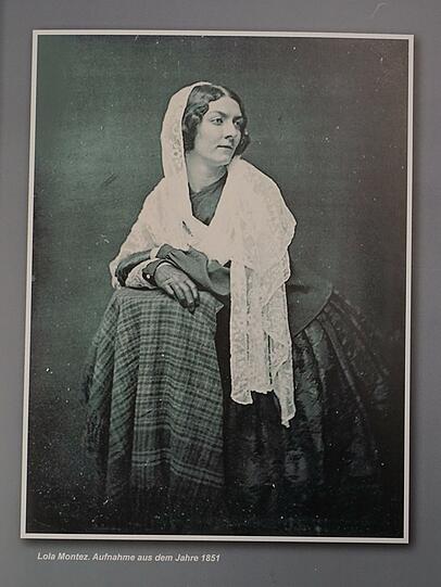 Nach der Liaison mit dem bayrischen König Ludwig I. muss Lola Montez Bayern verlassen. So weit ist die Geschichte der irischen Tänzerin Münchner Allgemeingut. Weniger bekannt ist ihre Erfolgsstory in den Vereinigten Staaten. Dort kam sie im Jahre 1851 an und landete in New York mit dem Stück &bdquo;Lola in Baviera&ldquo; gleich einen großen Hit. Der Star siedelt danach in den Westen über und lässt sich in einer Goldgräberstadt nahe Sacramento nieder. Auch in Grass Valley ist die &bdquo;Spiderlady&ldquo;, wie sie dort getauft wird, ein großer Erfolg.