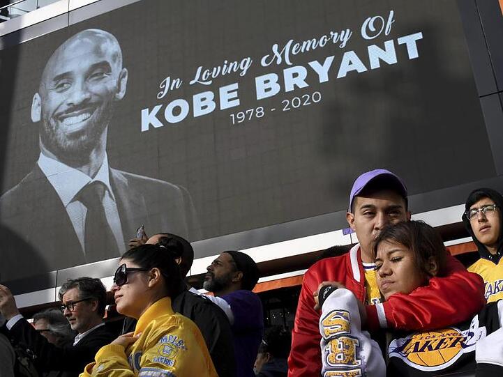 Fassungslos: Fans vor dem Staples Center gedenken Kobe Bryant.