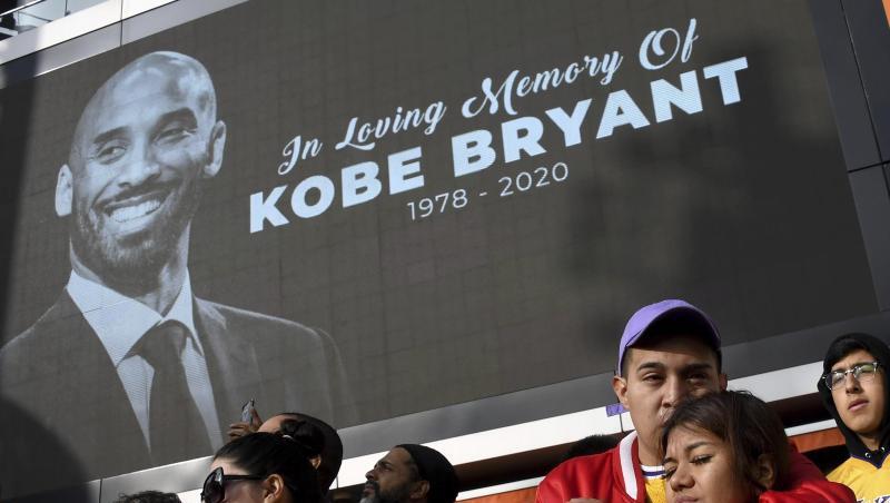 Fassungslos: Fans vor dem Staples Center gedenken Kobe Bryant. Fassungslos: Fans vor dem Staples Center gedenken Kobe Bryant.