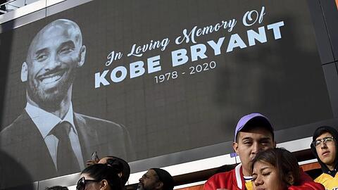 Fassungslos: Fans vor dem Staples Center gedenken Kobe Bryant.
