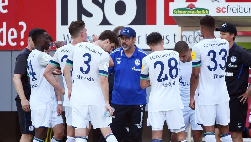 Waren in der Rückrunde "nicht mehr konkurrenzfähig": Die Schalker um Trainer David Wagner (M.). Waren in der Rückrunde "nicht mehr konkurrenzfähig": Die Schalker um Trainer David Wagner (M.).