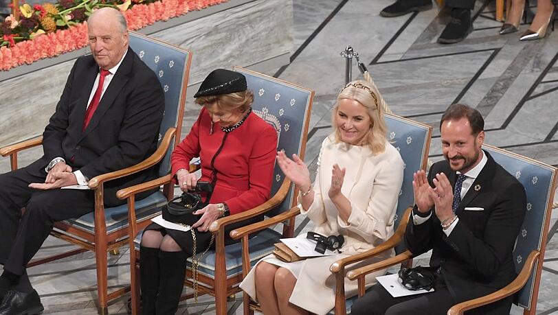 Das Königspaar Harald und Sonja (l.) mit dem Kronprinzenpaar Mette-Marit und Haakon bei der Friedensnobelpreis-Verleihung im Jahr 2019 in Oslo.