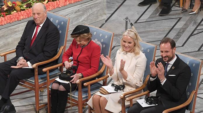 Das Königspaar Harald und Sonja (l.) mit dem Kronprinzenpaar Mette-Marit und Haakon bei der Friedensnobelpreis-Verleihung im Jahr 2019 in Oslo.