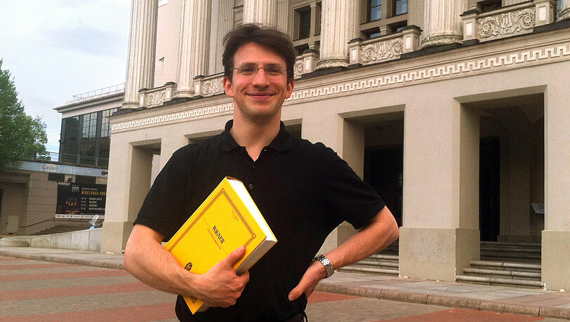Dirigent Cornelius Meister - hier mit einer Wagner-Partitur vor vor der Lettischen Nationaloper in Riga - hat kurzfristig den "Ring" in Bayreuth übernommen. Dirigent Cornelius Meister - hier mit einer Wagner-Partitur vor vor der Lettischen Nationaloper in Riga - hat kurzfristig den "Ring" in Bayreuth übernommen.