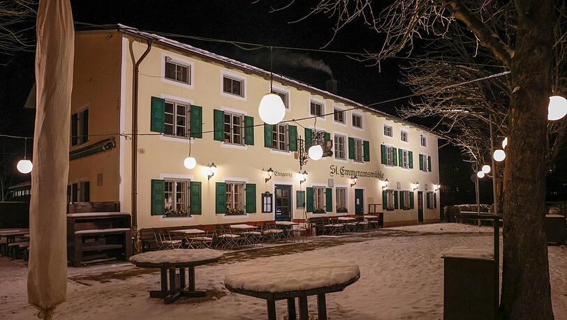 Der Biergarten der Emmeramsmühle ist noch recht verschneit. Aber sobald es warm wird, können sich Radler und Spaziergänger dort eine Halbe im Freien gönnen. Bis dahin bietet das Gasthaus Platz für 180 Gäste in einem Hauptraum und zwei Stuben.