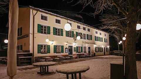Der Biergarten der Emmeramsmühle ist noch recht verschneit. Aber sobald es warm wird, können sich Radler und Spaziergänger dort eine Halbe im Freien gönnen. Bis dahin bietet das Gasthaus Platz für 180 Gäste in einem Hauptraum und zwei Stuben.