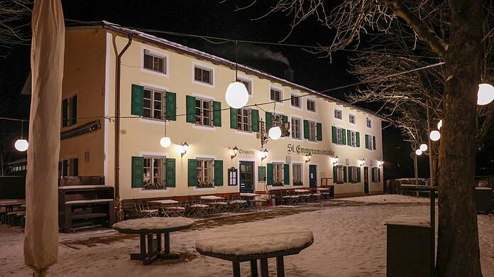Der Biergarten der Emmeramsmühle ist noch recht verschneit. Aber sobald es warm wird, können sich Radler und Spaziergänger dort eine Halbe im Freien gönnen. Bis dahin bietet das Gasthaus Platz für 180 Gäste in einem Hauptraum und zwei Stuben.