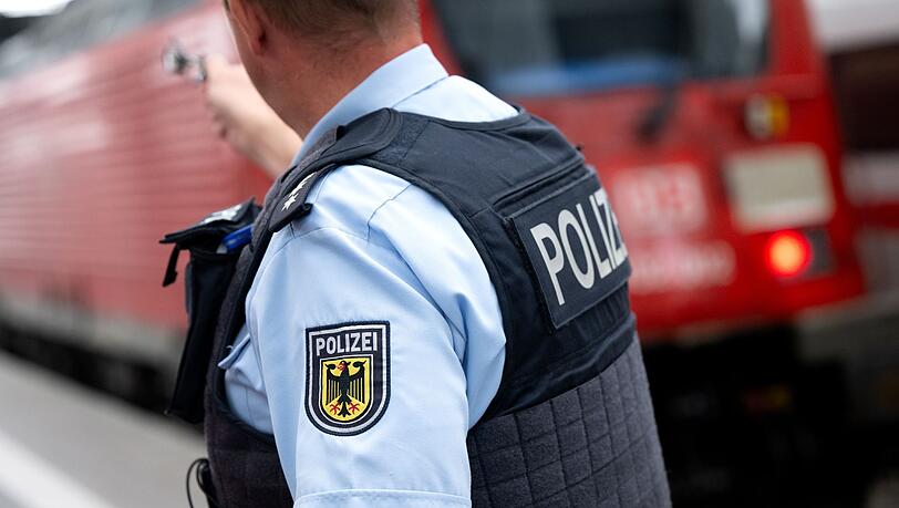 Die Bundespolizei stellte die Tatverdächtigen in der Nähe des Autozugs. (Symbolbild)