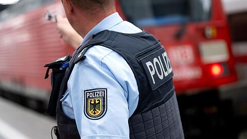 Die Bundespolizei stellte die Tatverdächtigen in der Nähe des Autozugs. (Symbolbild)